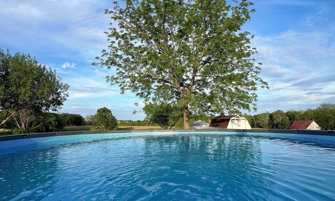 New Franklin Casa | Relax Enjoy Country Living with Hot Tub