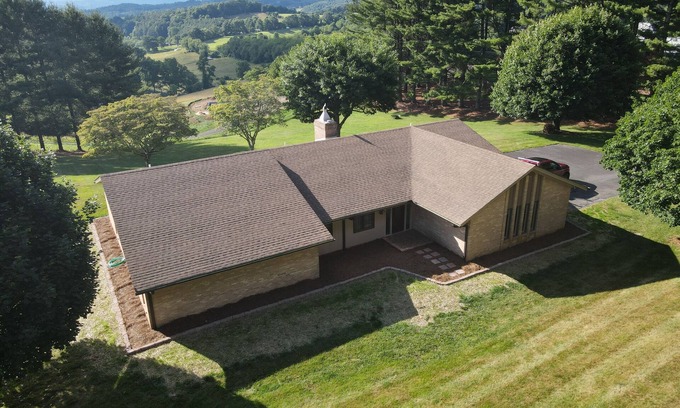 Galax Casa | Relax & enjoy the view! Mountain Lovers dream! Gated entry, convenient location!