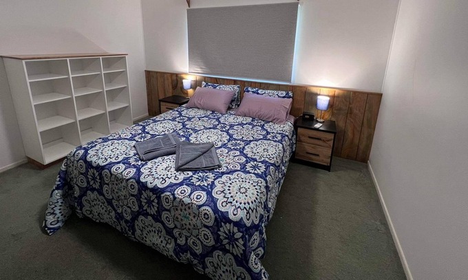Burnt Pine Cabaña | Relax in a 2 bedroom cottage a short walk from cafes, restaurants and shops