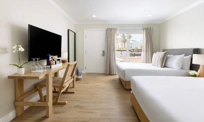 Laguna Beach Hotel | Relax in a Beachfront Room with Outdoor Pools, and Nearby Art Galleries