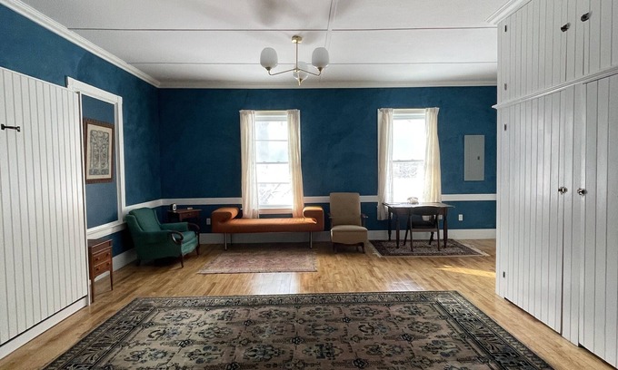 Hyde Park Apartamento | Relax in a Historic Odd Fellows Hall - close to Stowe, breweries, and hiking