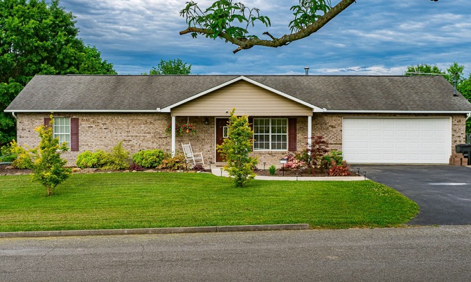 Dandridge Casa | RELAX in BEAR'S DEN GETAWAY private home!