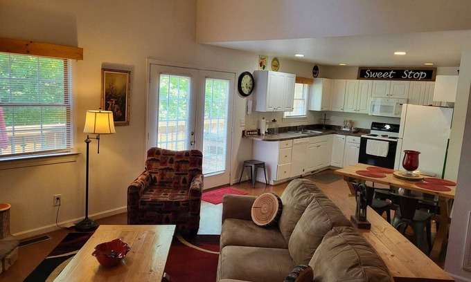 Helen Cabaña | Relax in comfort at the Alpine Cottage 2 which is centrally located in Helen.