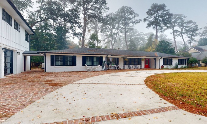 Isle of Hope Historic District Casa | Relax in historic charm with modern comforts in beautiful Isle of Hope
