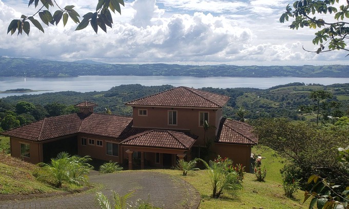 Arenal Villa | Amazing 5 dormitorio principal en comunidad cerrada con vistas panorámicas del Lago Arenal