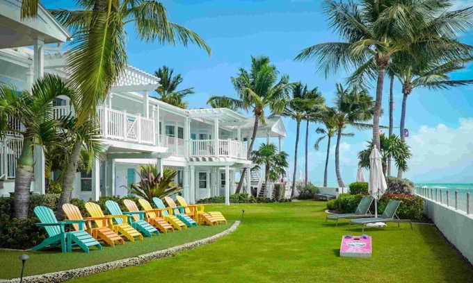 Uptown - Upper Duval Hotel | Relax in Key West – Enjoy Beach Access and Refreshing Poolside Relaxation!