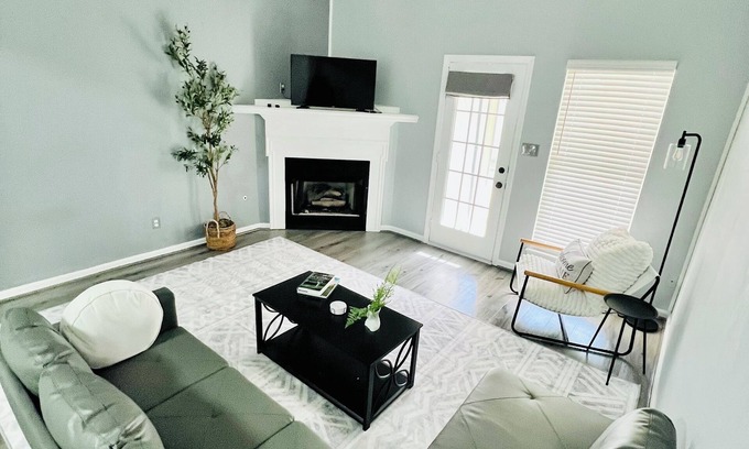 Martinez Casa | Relax in modern style and comfort in Augusta!