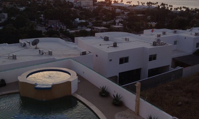 Colina del Sol Condominio | Relájese en nuestro nuevo apartamento con espectacular vista al mar, la ciudad y la montaña