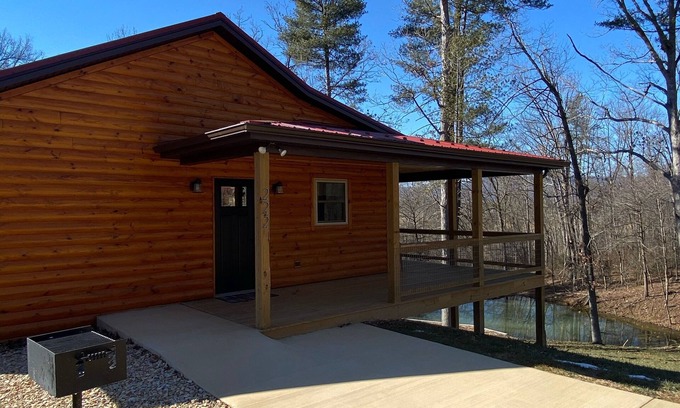 Stanley Cabina | Relax in our secluded hot tub overlooking the pond with a glass of wine