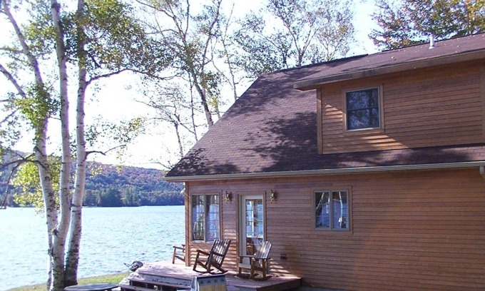 Brighton Chalet De Esquí | Relájese en paz en esta hermosa isla Pond Lakeside Chalet