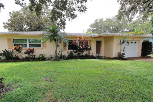 Clearwater Casa | Relax in Retro