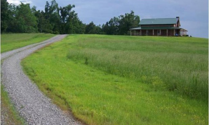 Hopkinsville Cabina | Relax in Rustic Luxury in this Western Kentucky Log Cabin ~ Outstanding Views