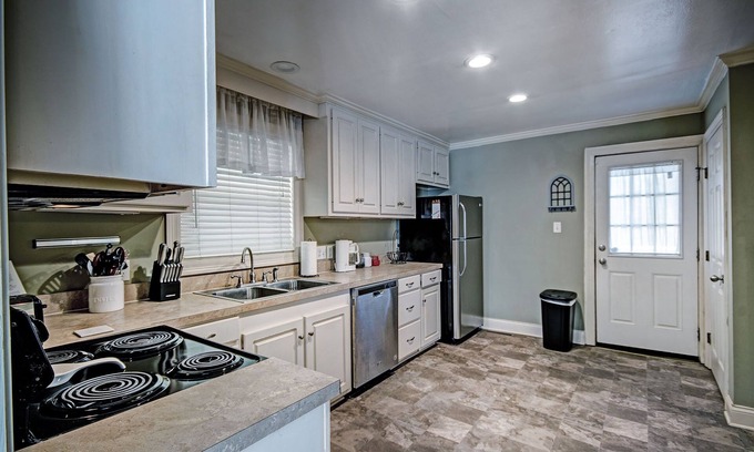 Tougaloo Casa | Relax in Shady Oaks Near Hospitals & Dining