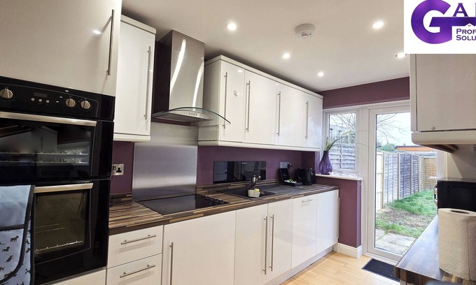 St Ives Casa | Relax in Style at Palm Trees House: : Close to Cambridge and Local Hotspots