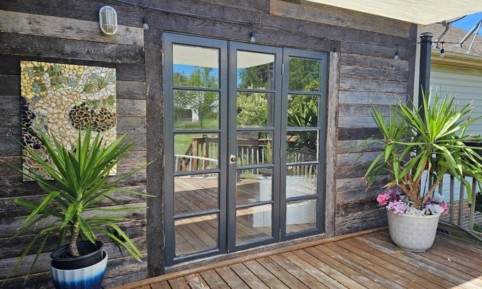 Queenstown Otro | Relax in Style at This Airy 3BR/2BA Retreat with Outdoor Oasis