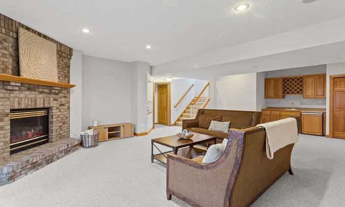 Eden Prairie Casa | Relax in Style in Huge House with Comfort – Perfect Short-Term Stay