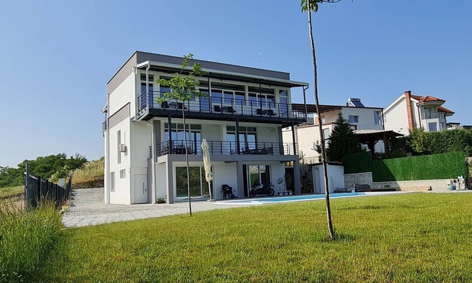 Titov Veles Apartamento | Relax in Style-Modern Lake Apartments in a Quiet Setting