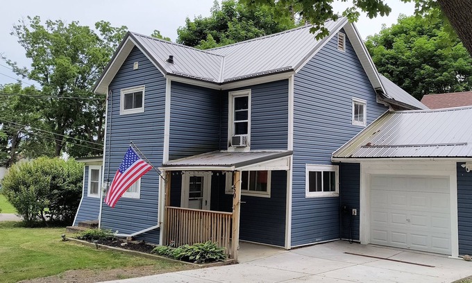 Perry Otro | Relax in Style: Spacious 4-Bedroom Farmhouse Silver Lake in Perry, NY