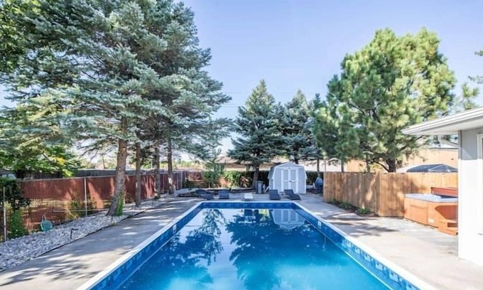 Fargo Casa | Relax in Style: Spacious 5 Bed Home with a Hot Tub