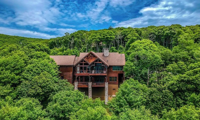 West Jefferson Cabina | Book Your August Cabin Retreat Before It's Gone @ Crown Jewel