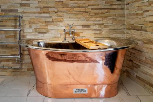 Inverness City Centre Apartamento | Relax in Super Size Copper Tub - 2 bedroom villa