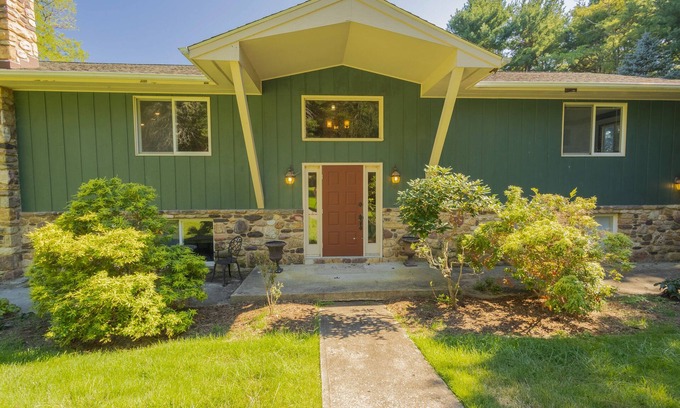 Blacksburg Casa | Relax in this serene, spacious home near Downtown Blacksburg, perfect for up to 10 guests year-round