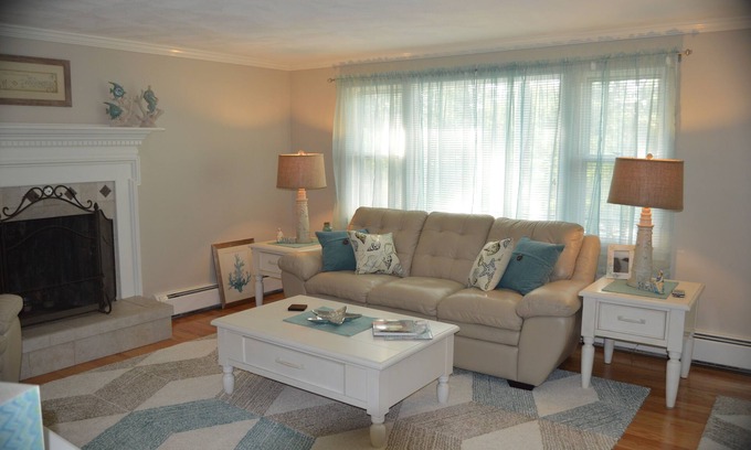 East Falmouth Casa | Relájese en una zona tranquila con Beach & Golf Cerca