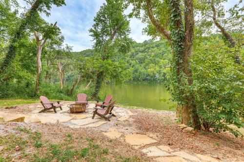 Mountain View Casa | Relax on the River Modern Mountain View Escape!