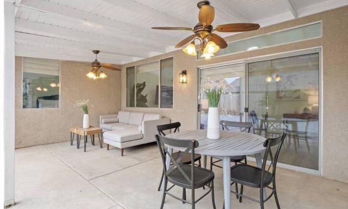 Fresno Casa | Relax & Re-leaf in Modern Comfort
