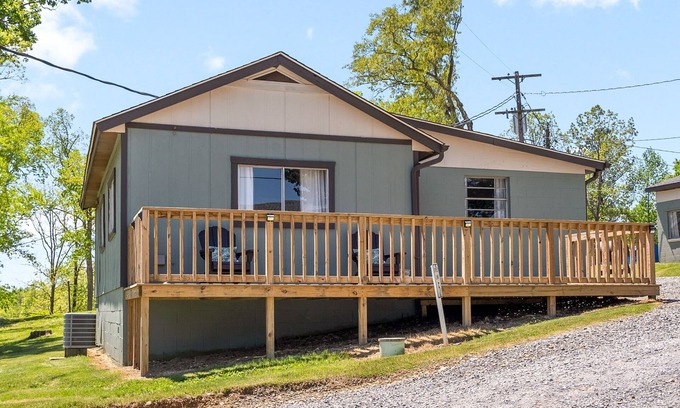 Buchanan Cabina | Relax & Recharge, 2BR/1BA Lakefront Stay with Boat Slip + Pet-Friendly