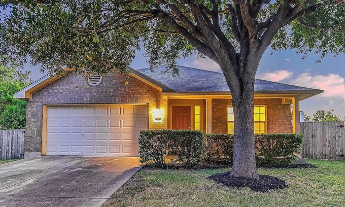 Chandler Creek Casa | Relax & Recharge in this Cozy Lovely Round Rock Retreat.