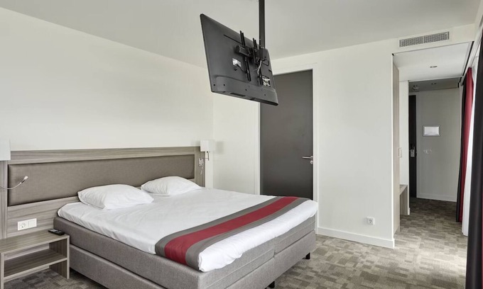 Zestienhoven Hotel | Relax & Recharge Near the Airport with Onsite Dining and Parking!