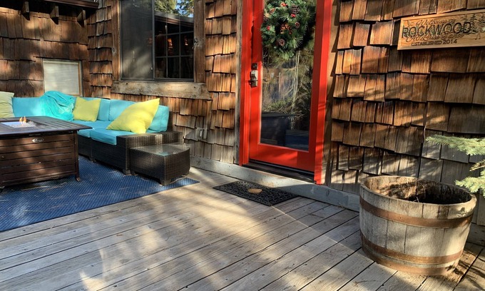 Lincoln Park Cabaña | Relax & Refresh at Rockwood Cottage