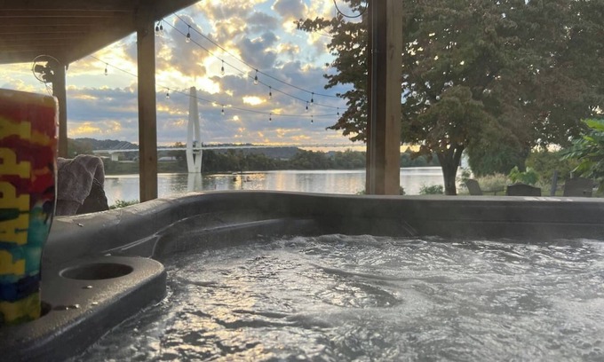 Russell Casa | Relax @ Rivertime w/a River & Bridge view + HotTub