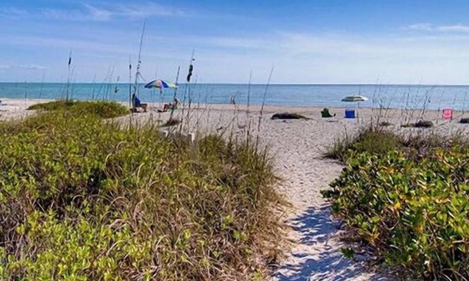 Sanibel Condominio | Relájese con los sonidos de las olas desde su propio bungalow en la playa.