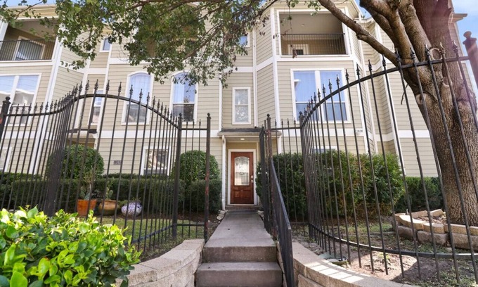Shady Acres Casa | Relax & Unwind: Cozy Fall Home in The Heights