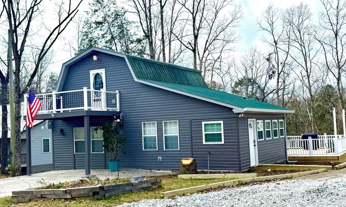 Sloans Valley Cabina | Relax with family and friends in this peaceful cabin right off the boat ramp!