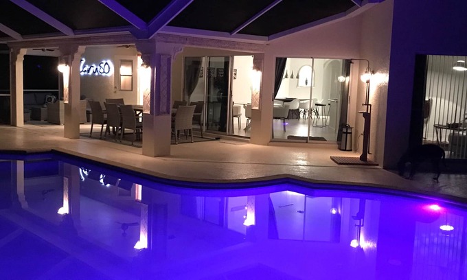 Bonita Springs Villa | NUEVO! Elegante villa en Bonita Springs! Moderno, con una piscina de agua salada de gran tamaño.