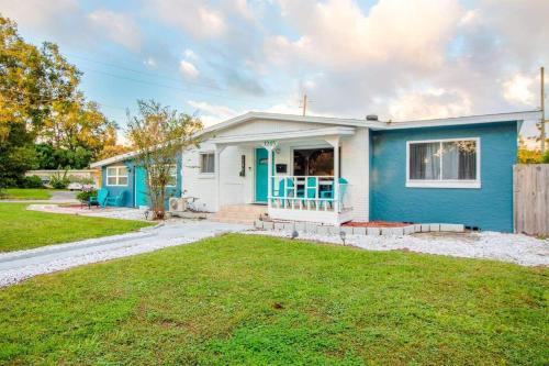 Dover Shores West Casa | Relax & Work 1br Porch Dining Just Steps Away