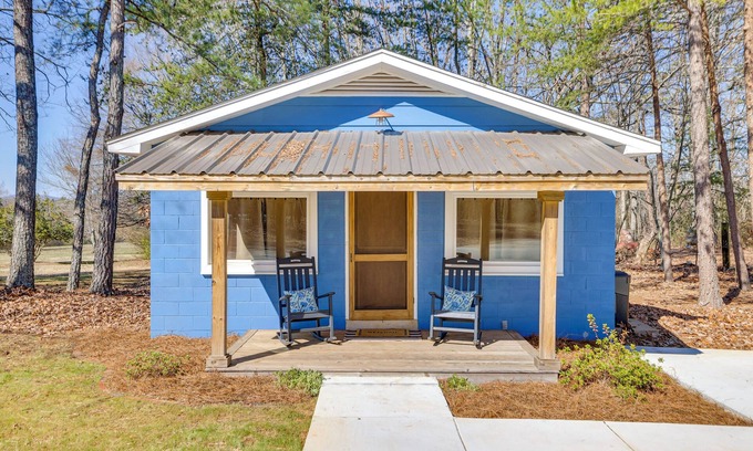 Greer Apartamento | Relax & Work: Scenic Greer Cottage w/ Office Setup