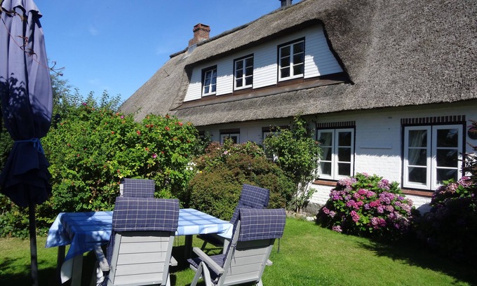 Pommerby Apartamento | Relaxation by the sea in a historic thatched cottage; WLAN, garden, 2 showers, sauna