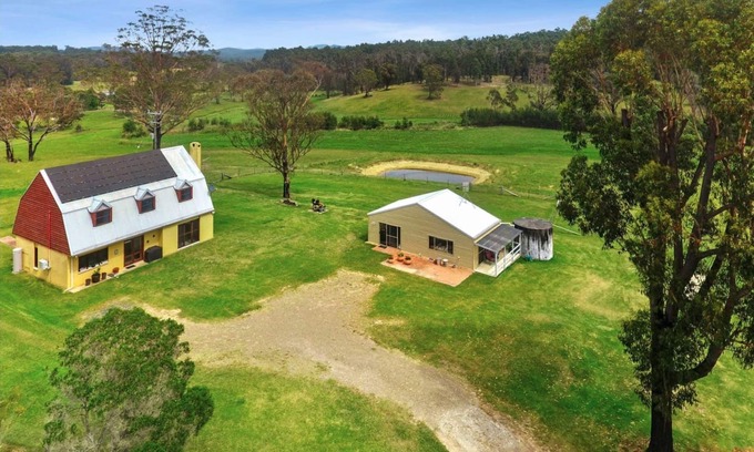 Woodlands Casa | Relaxed acreage 5 minutes from the beach.