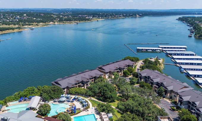 Lakeway Condominio | Relaxed Luxury at Lakeway Village Cove – Lake Views & Prime Location