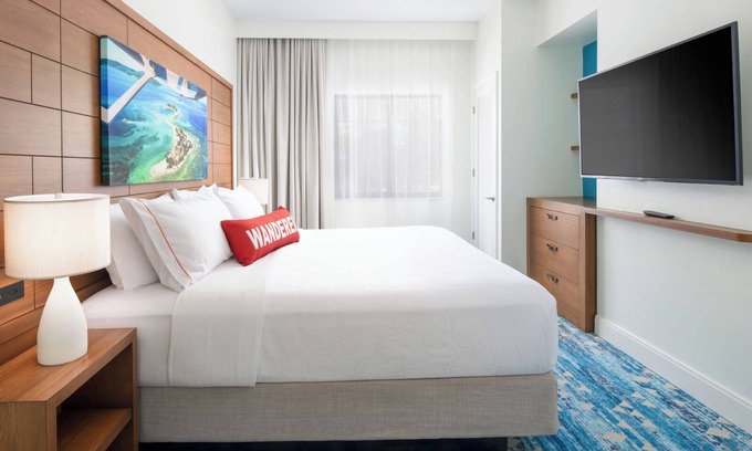 Park Shore Hotel | Relaxed Suite w/ King Bed + Cozy Sitting Area – Ideal Stay!