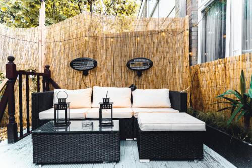 Coldharbour Casa | RelaxHaus! 3BR Garden Retreat with 2 Saunas, Hot Tub and Cinema