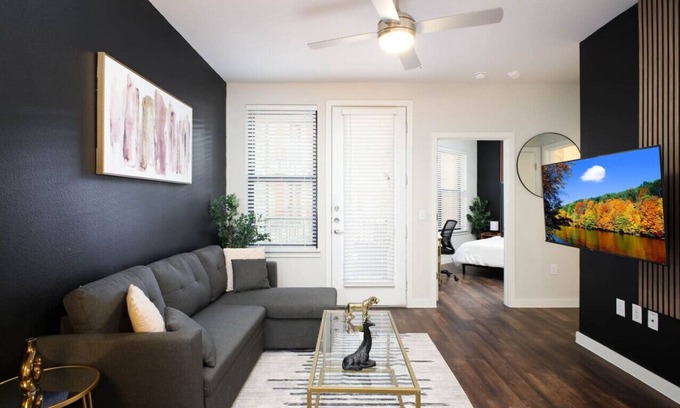 Near East Side Apartamento | Relaxing 1BR w/ Pool&Parkng, Near Rvrwlk&Conv Ctr