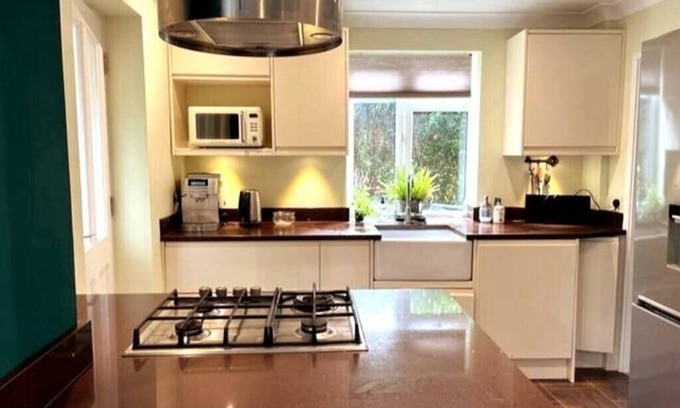 Woking Casa | Relaxing 2BD Retreat w/Garden and Spacious Comfort