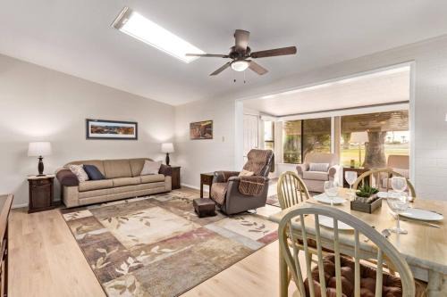 Sun City Casa | Relaxing 2BR plus Den Golf Retreat with Backyard and BBQ