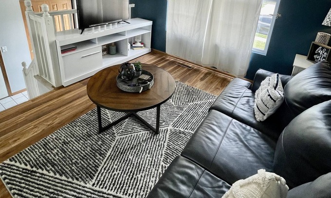 Omaha Casa | Relaxing 3 bedroom home with workspace!!