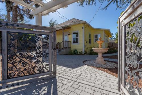 Graton Casa | Relaxing 3BR Home with Vineyard View Rooftop Deck and Game Room
